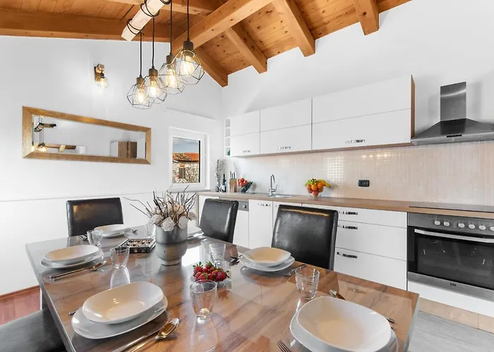 The Village 아파트